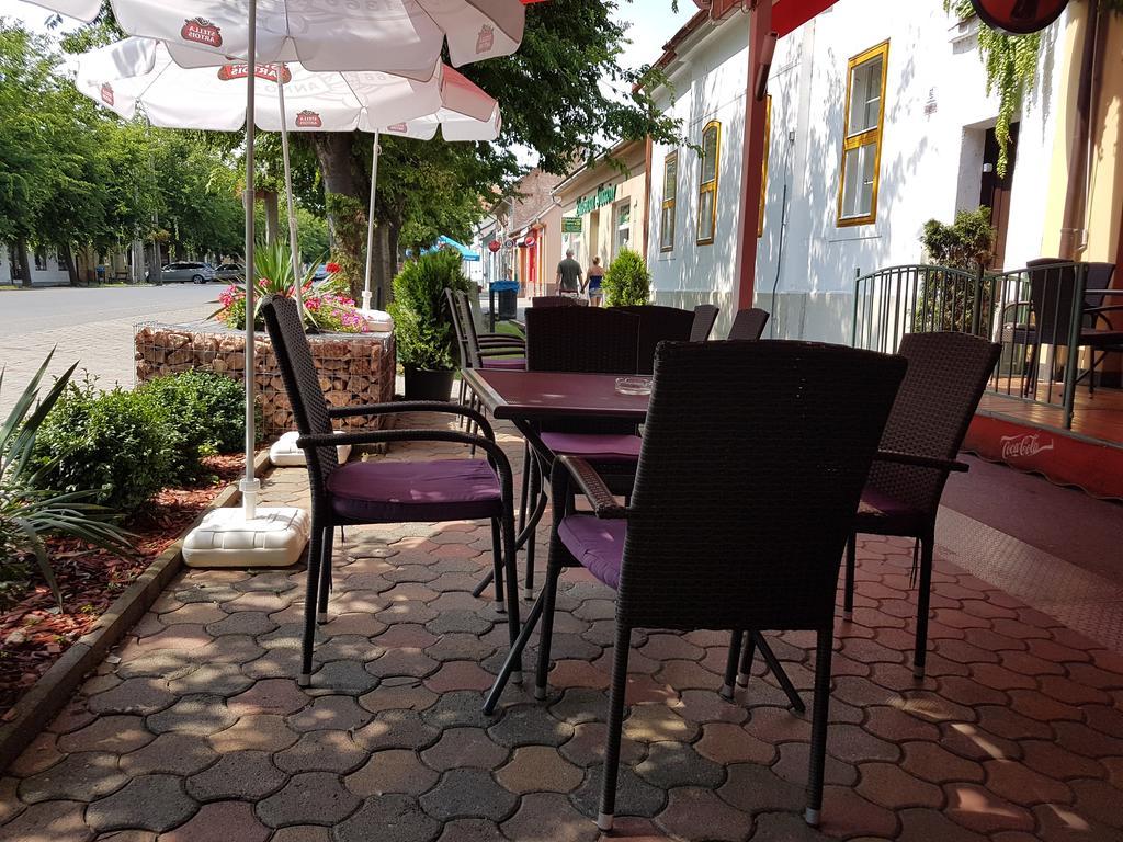 Club Haus 502 Kalocsa Bed & Breakfast Exterior foto